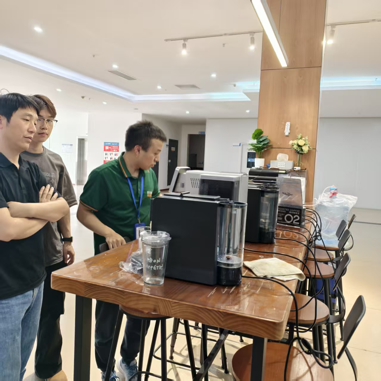 المدير العام لشركة Aosom E-COMMERCE INC. Tang يزور Seaver ويتفقد ماكينة القهوة الأوتوماتيكية بالكامل SV205